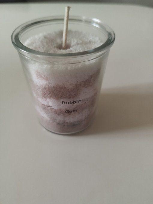 bubble gum fraise 50 g 92 % de stéarite 7% parfum 1% colorant